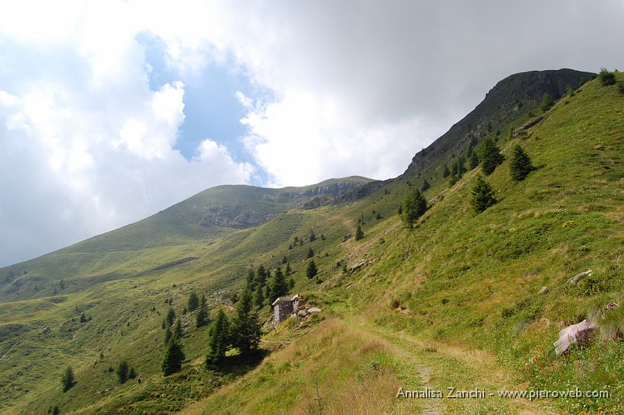 28 Si scende ancora al sole, ma in alto cala la nebbia.JPG